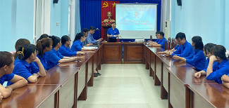 Yêu cầu đặt ra trong quá trình hưởng ứng Cuộc thi là huy động sự tham gia của đông đảo cán bộ, đảng viên, công chức, viên chức, đoàn viên, hội viên và nhân dân trong tỉnh, nhất là lực lượng ĐVTN, HSSV. - Trong ảnh: Một buổi sinh hoạt của CLB Lý luận