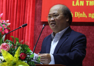 Hiệu trưởng Trường Chính trị tỉnh Phan Văn Huệ phát biểu gợi ý, hướng dẫn cách viết bài dự thi tại lễ phát động. Ảnh: N. HÂN