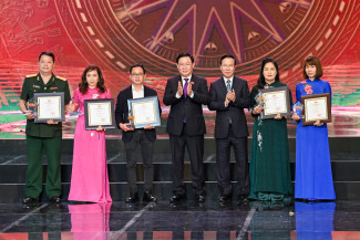 Chủ tịch nước Võ Văn Thưởng và Chủ tịch Quốc hội Vương Đình Huệ trao giải A cho tác giả, nhóm tác giả của 5 tác phẩm đạt giải Nhất Giải Diên Hồng lần thứ nhất năm 2023