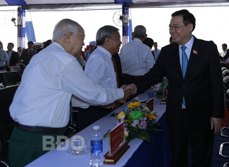 Chủ tịch Quốc hội Vương Đình Huệ bắt tay các đồng chí nguyên lãnh đạo tỉnh.