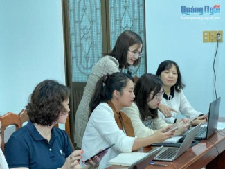 Giảng viên hướng dẫn học viên về quy trình sản xuất Podcast.