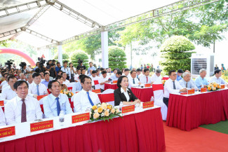Các đại biểu dự Chương trình Khánh thành và bàn giao Địa điểm Di tích quốc gia địa điểm Trường dạy làm báo Huỳnh Thúc Kháng