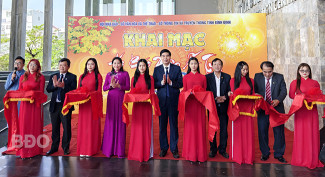 Phó Chủ tịch HĐND tỉnh Huỳnh Thúy Vân và Phó Chủ tịch UBND tỉnh Lâm Hải Giang (thứ 5 và thứ 7 từ trái qua) cùng các đồng chí lãnh đạo cắt băng khai mạc Hội báo Xuân Ất Tỵ năm 2025. Ảnh: H.THU