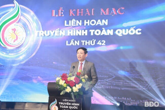 Chủ tịch UBND tỉnh Phạm Anh Tuấn phát biểu tại khai mạc Liên hoan. Ảnh: N.DŨNG