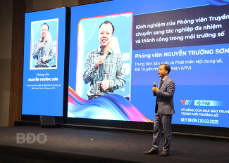 Nhà báo Nguyễn Trường Sơn, Trung tâm Sản xuất và Phát triển nội dung số VTV chia sẻ kinh nghiệm của phóng viên truyền hình chuyển sang tác nghiệp đa nhiệm và thành công trong môi trường số.  Ảnh: TRỌNG LỢI