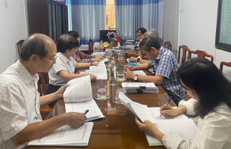 Hội đồng xét duyệt Giải thưởng Báo chí tỉnh Bình Định họp xét tác phẩm báo chí. Ảnh: LỆ HẰNG