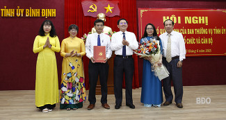 Bí Thư Tỉnh ủy Hồ Quốc Dũng trao quyết định hợp nhất Báo Bình Định, Đài PT&TH Bình Định và Trang thông tin điện tử Đảng bộ tỉnh thành Báo Bình Định. Ảnh: HỒNG PHÚC