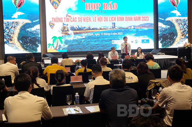 Quang cảnh buổi họp báo. Ảnh: NGỌC NHUẬN