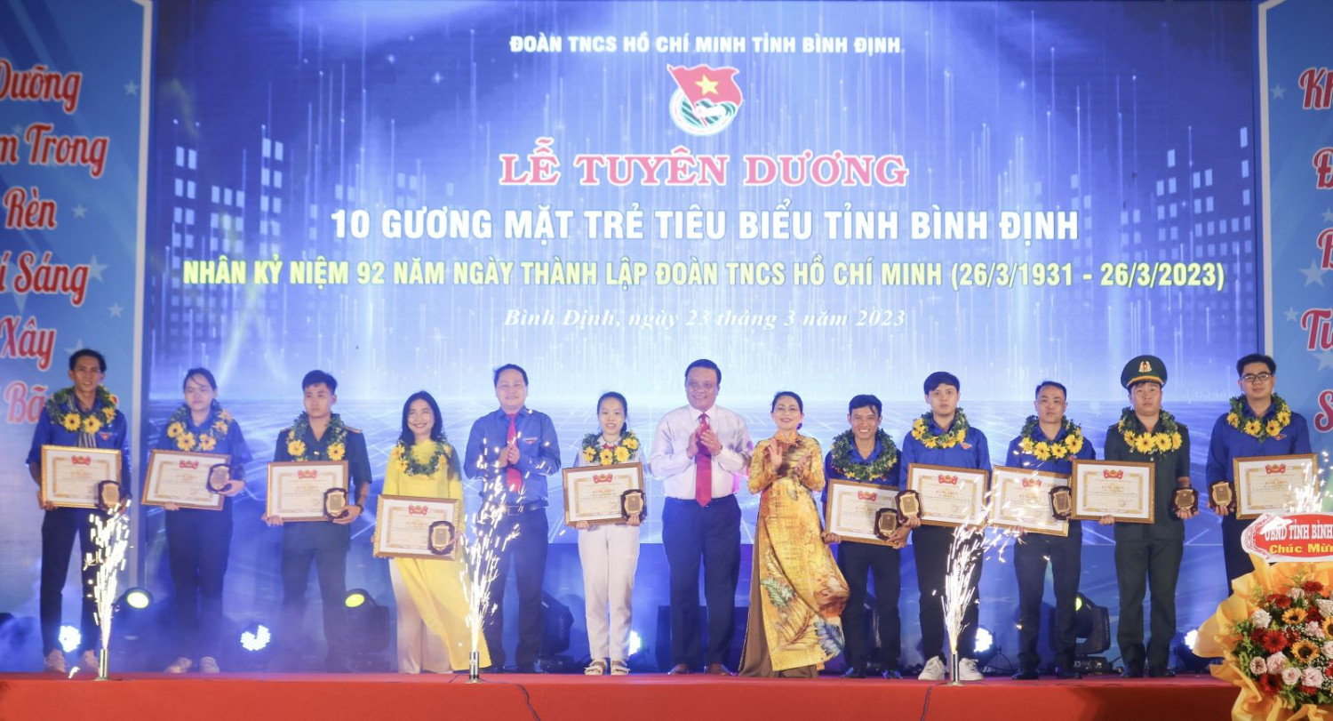 Lãnh đạo tỉnh tặng bằng khen cho 10 gương mặt trẻ Bình Định tiêu biểu năm 2022 (Ảnh minh họa).