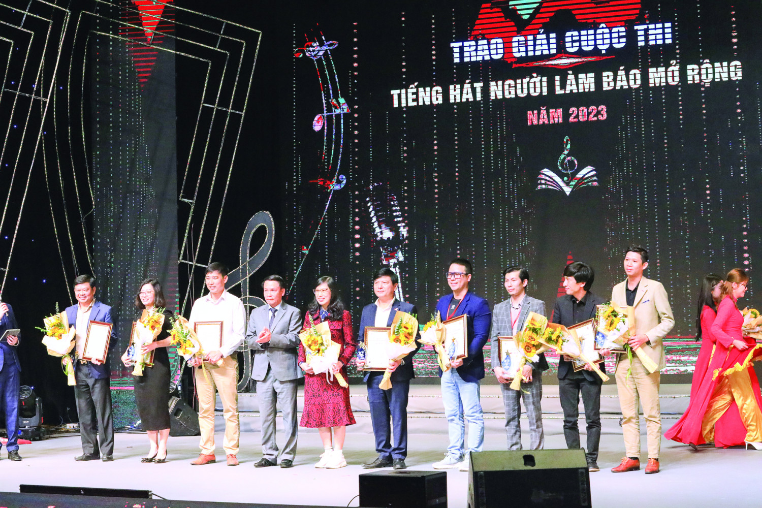 Ban Tổ chức trao giải cho các thí sinh giành giải Khuyến khích và giải thưởng phụ - Ảnh: Trung Nguyễn