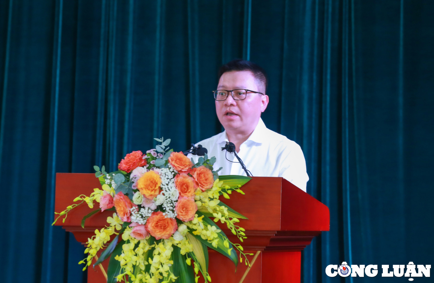 Chủ tịch Hội Nhà báo Việt Nam Lê Quốc Minh báo cáo Thủ tướng Chính phủ về kết quả triển khai nhiệm vụ của người làm báo thời gian qua.