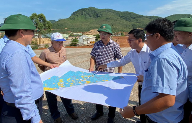 Tỉnh ủy Hồ Quốc Dũng (bìa trái) kiểm tra tiến độ dự án Khu công nghiệp Becamex VSIP Bình Định. Ảnh: N.HÂN