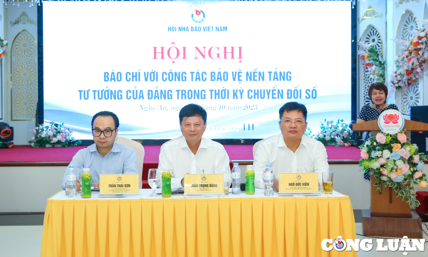 Các đồng chí chủ trì Hội nghị