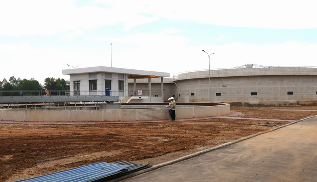 Dự án môi trường bền vững các thành phố Duyên hải - Tiểu dự án TP Quy Nhơn đạt tiến độ tốt, tỷ lệ giải ngân vốn ODA đến nay đạt gần 82%.  - Trong ảnh: Hợp đồng xây dựng mở rộng công suất Nhà máy xử lý nước thải Nhơn Bình - 1 trong 3 hợp đồng thu