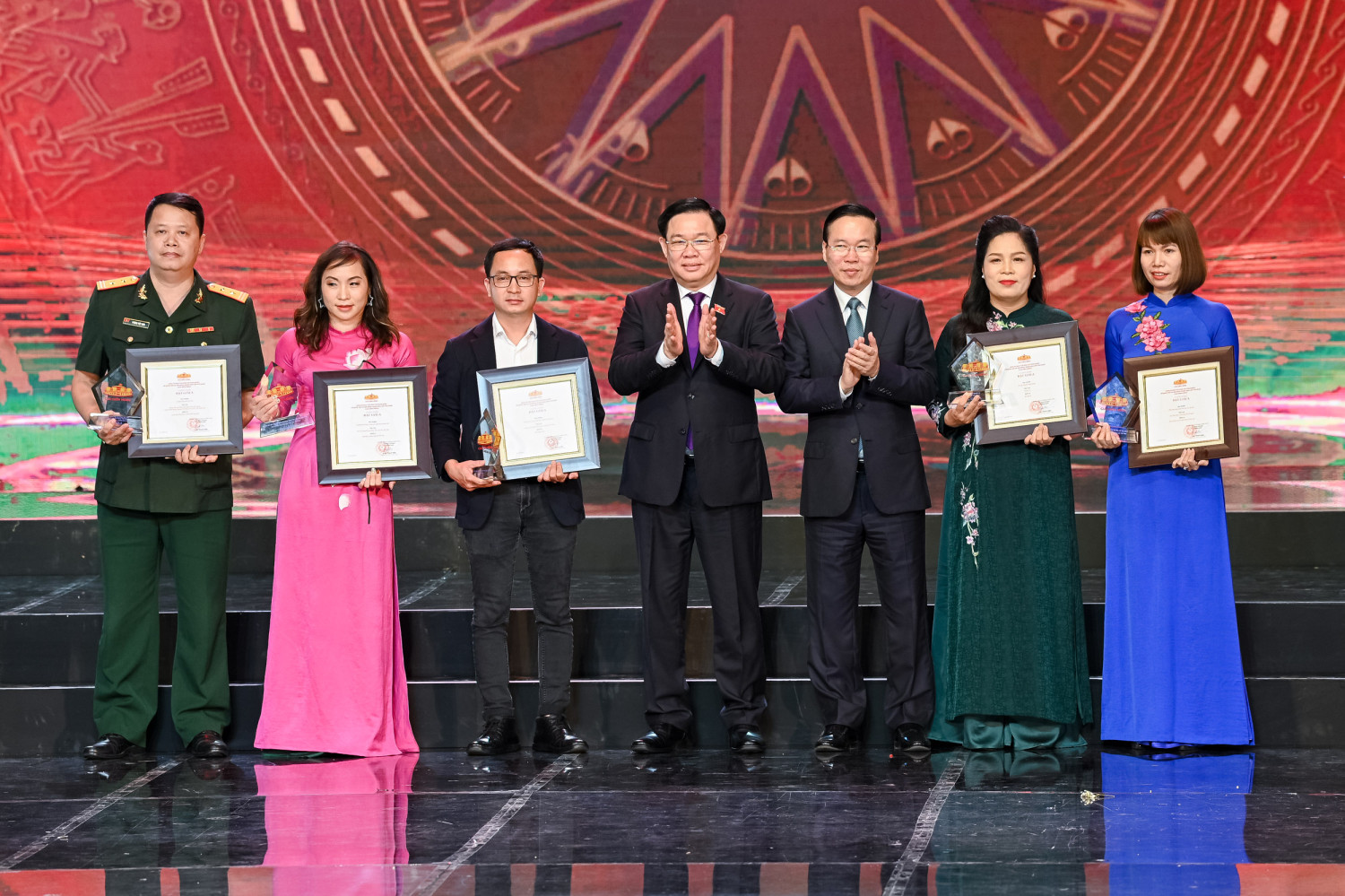 Chủ tịch nước Võ Văn Thưởng và Chủ tịch Quốc hội Vương Đình Huệ trao giải A cho tác giả, nhóm tác giả của 5 tác phẩm đạt giải Nhất Giải Diên Hồng lần thứ nhất năm 2023