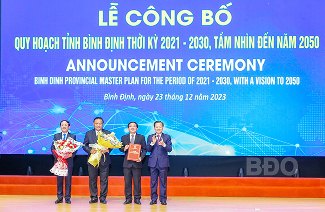 Phó Thủ tướng Chính phủ Lê Minh Khái (bìa phải) trao Quyết định phê duyệt quy hoạch cho lãnh đạo tỉnh Bình Định.