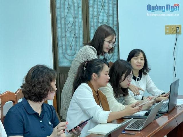 Giảng viên hướng dẫn học viên về quy trình sản xuất Podcast.