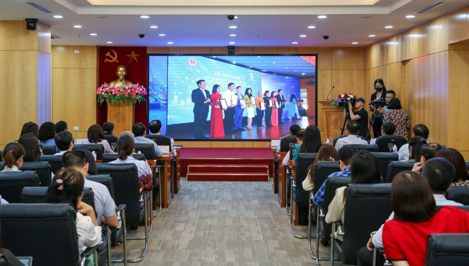 Toàn cảnh Lễ phát động Giải thưởng Báo chí tuyên truyền về sử dụng năng lượng tiết kiệm và hiệu quả năm 2024