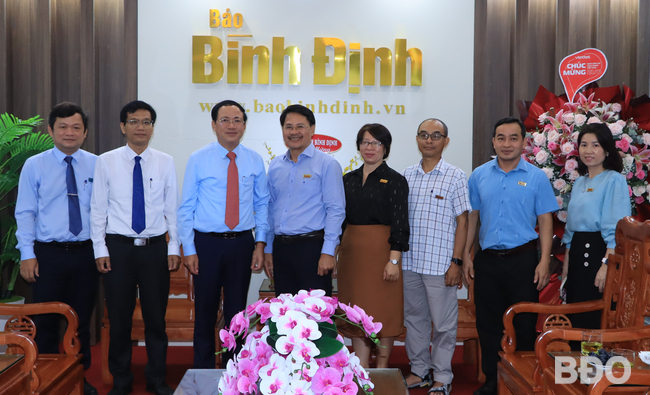Chủ tịch UBND tỉnh Phạm Anh Tuấn đến thăm, chúc mừng Ngày Báo chí Cách mạng Việt Nam tại Báo Bình Định. Ảnh: N.H