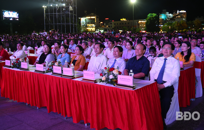Lãnh đạo tỉnh và các đại biểu tham dự chương trình.