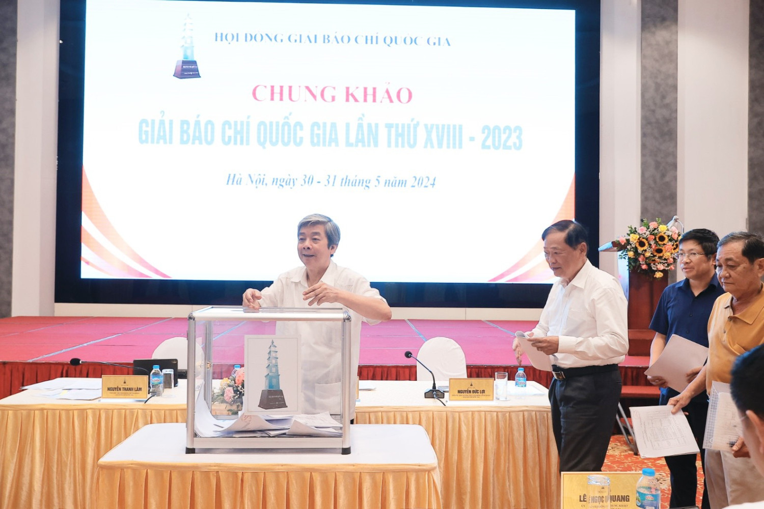 Giám khảo Hội đồng chung khảo GBCQG lần thứ XVIII bỏ phiếu lựa chọn các tác phẩm báo chí xuất sắc. Ảnh: Minh Quyết