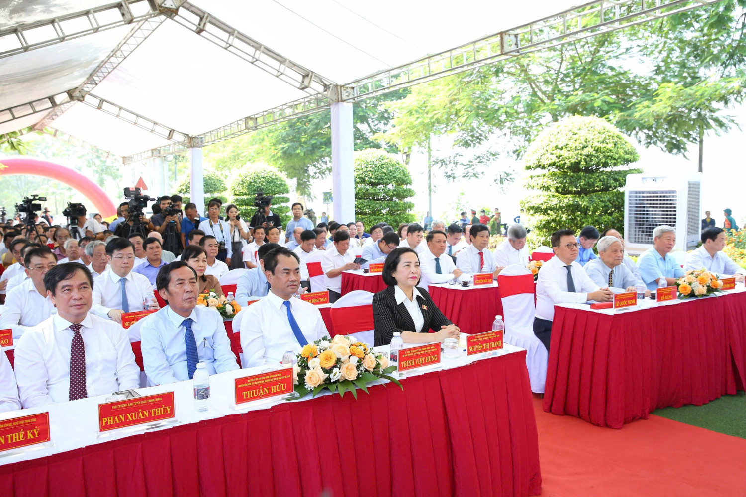 Các đại biểu dự Chương trình Khánh thành và bàn giao Địa điểm Di tích quốc gia địa điểm Trường dạy làm báo Huỳnh Thúc Kháng