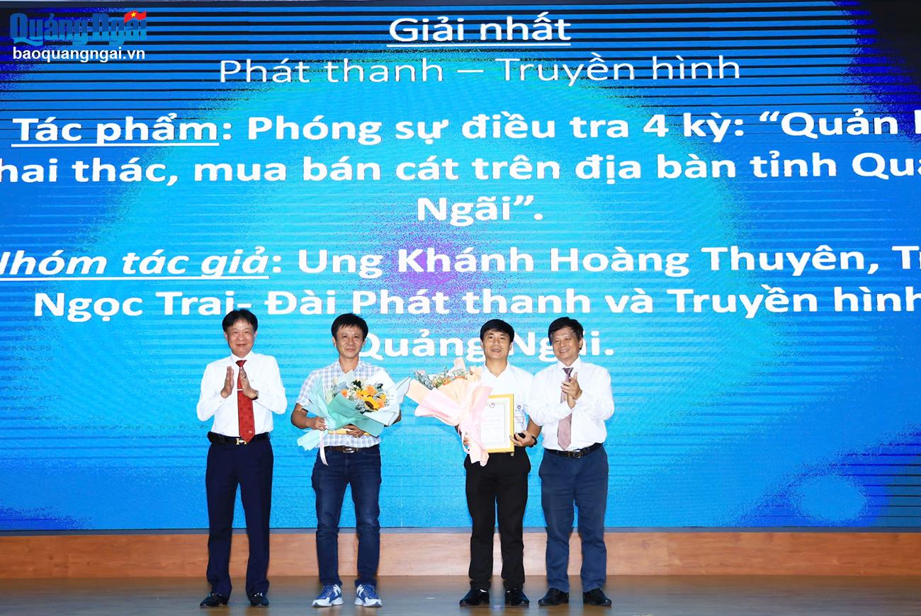 Ban Tổ chức trao giải Nhất loại hình phát thanh - truyền hình cho nhóm tác giả đạt giải. Ảnh: Báo Quảng Ngãi